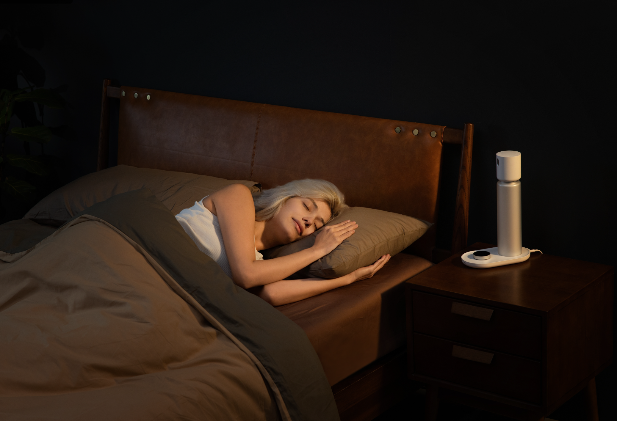 安静的卧室里，一位用户熟睡，Sleepal 设备放在床头